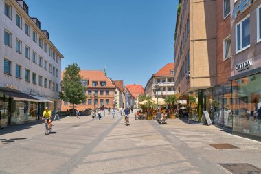 Nuremberg, Almanya 12 Haziran 2025: Fleischbrucke 'de dükkanları olan yaya bölgesi, Almanya' nın eski Nuremberg kentindeki Et Köprüsü