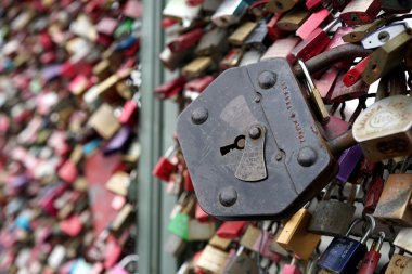 çiftler Köln'sevgi dolu asma kilitler