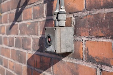 bir cephe üzerinde acil durum anahtarı