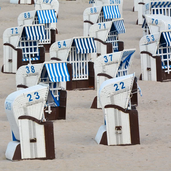 Пляжные стулья на пляже — стоковое фото