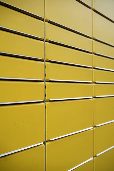 Желтые шкафчики из металла — стоковое фото