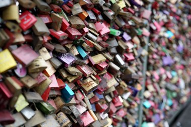 çiftler sevgi dolu asma kilitler