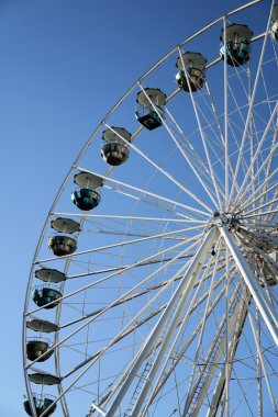 Noel pazarında dönme dolap