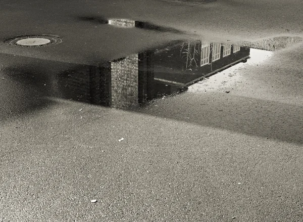 Reflection in a puddle — Stock Photo, Image