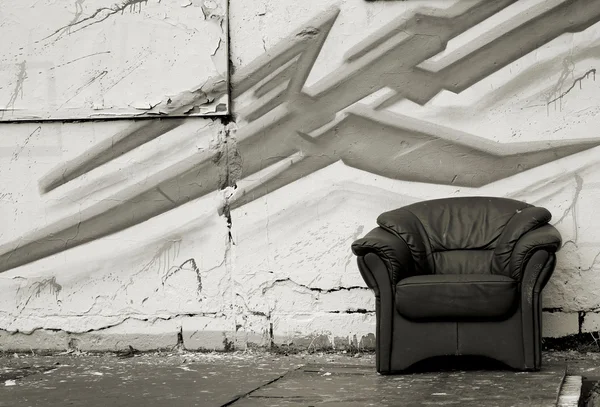 Old chair on a Wall — Stock Photo, Image