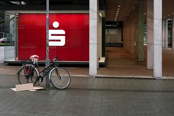 Cykel framför en Sparkasse — Stockfoto