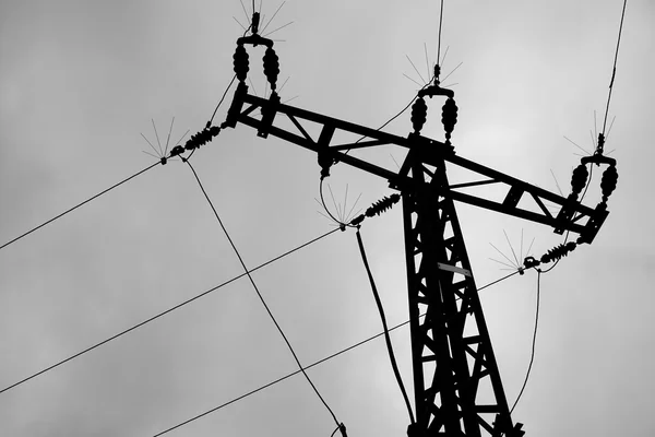 Pilão de eletricidade no campo — Fotografia de Stock