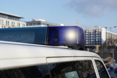 yol kenarında üzerinde polis arabası