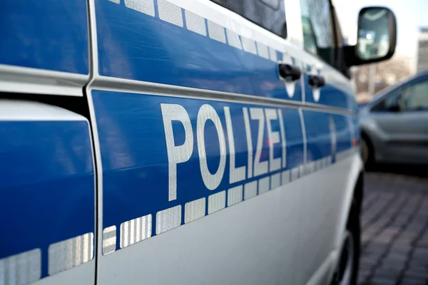 Polizeiauto am Straßenrand — Stockfoto