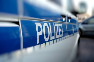 yol kenarında üzerinde polis arabası