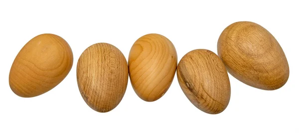 Cinq œufs en bois tournés à la main dans une rangée — Photo