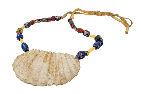 Collana indiana con una grande conchiglia e vecchie perline di vetro su un cavo di cuoio — Foto Stock
