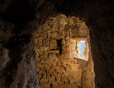 Parlak pencereli kırmızı kumtaşından yapılmış mahzenler.