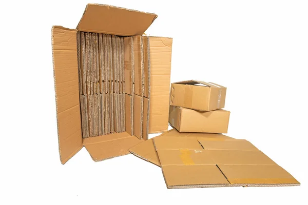Várias caixas de papelão de tamanhos diferentes isoladas — Fotografia de Stock