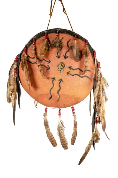Štít Severoamerických Indiánů Surové Kůže Malovaný Zdobený Peřím Izolovaný Bílém Stock Snímky