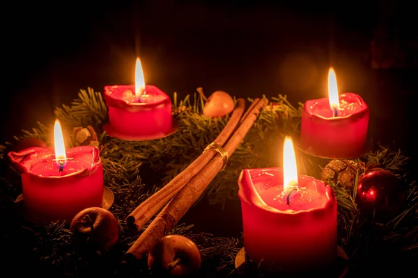 Grinalda Advento Decorada Feita Ramos Abeto Com Velas Vermelhas Acesas — Fotografia de Stock