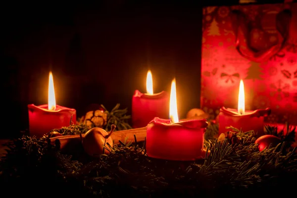 Dekorerad Adventskrans Gran Grenar Med Brinnande Röda Ljus Mot Svart — Stockfoto
