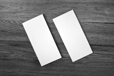 Tasarımınızı değiştirmek için ahşap arka plan üzerinde boş el ilanı.