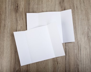 Boş kapı kat broşürü ahşap arka plan üzerinde senin de değiştirmek için