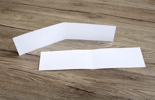 Carte blanche vide sur fond en bois pour remplacer votre design . — Photo