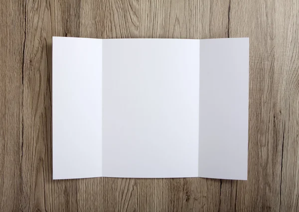 Folleto de plegado de puerta en blanco sobre fondo de madera para reemplazar su de —  Fotos de Stock