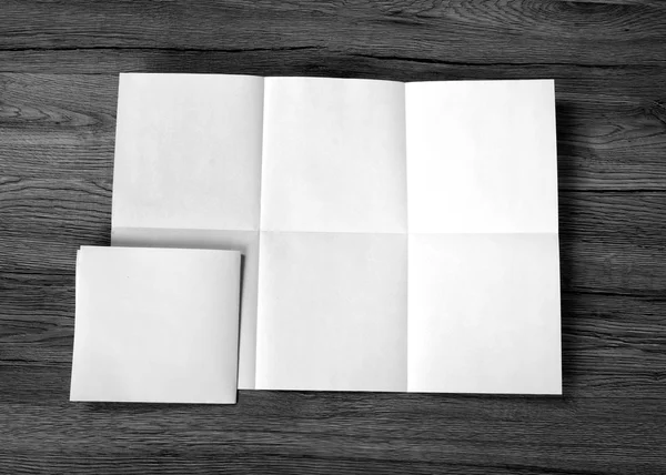 Закрыть помятый разложенный лист бумаги на деревянной подложке — стоковое фото