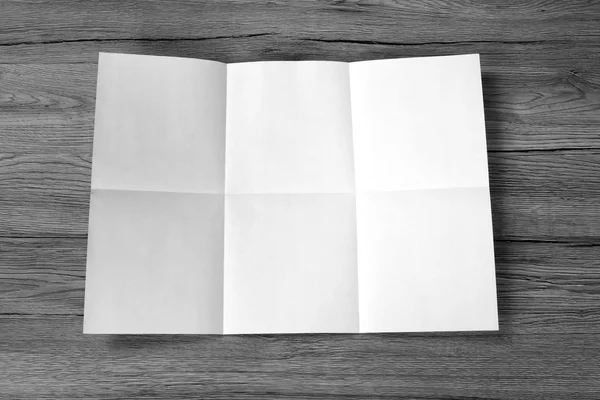 Primer plano de un pedazo de papel desdoblado y arrugado sobre un fondo de madera —  Fotos de Stock