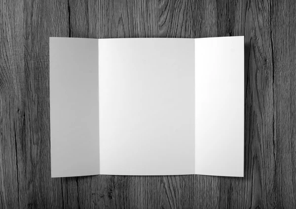 空白的门折叠小册子上木制的背景来替换你德 — 图库照片