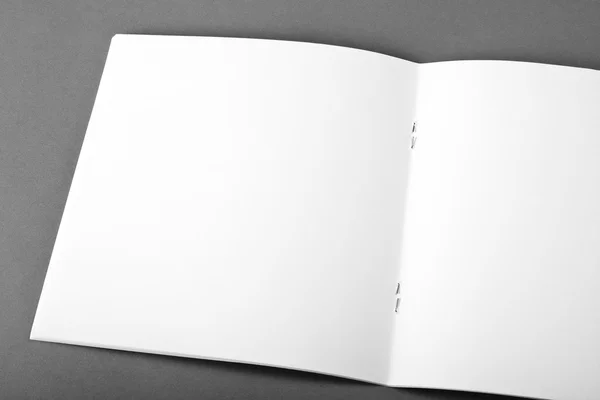 Пустий відкрилося журнал ізольовані на сірий фон з м'якими Шад — стокове фото