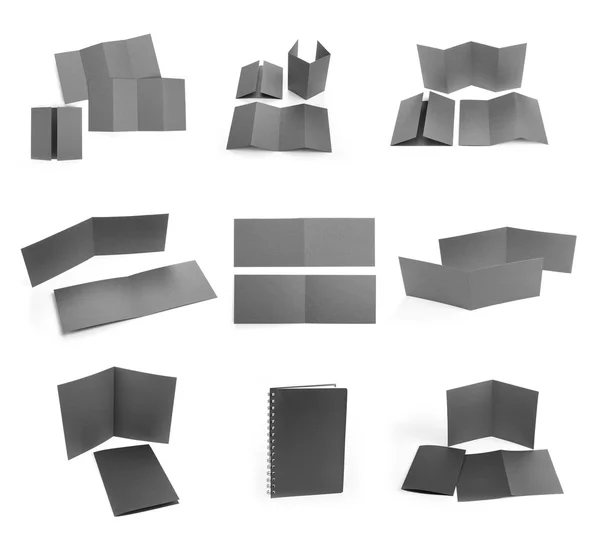 Set di volantini neri, opuscoli e blocco note su sfondo bianco . — Foto Stock