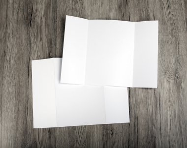 Boş kapı kat broşürü ahşap arka plan üzerinde senin de değiştirmek için