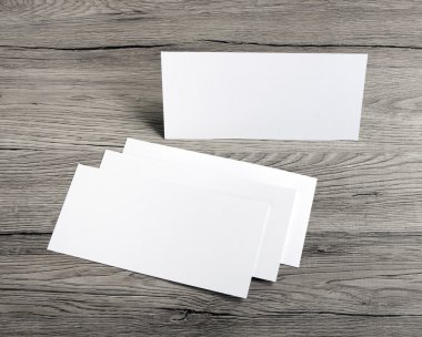 Tasarımınızı değiştirmek için ahşap arka plan üzerinde boş el ilanı.