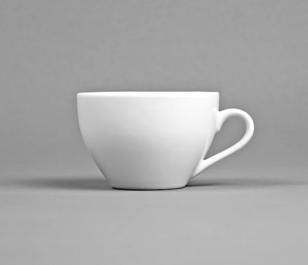 Kleine weiße Kaffeetasse auf grauem Hintergrund. — Stockfoto