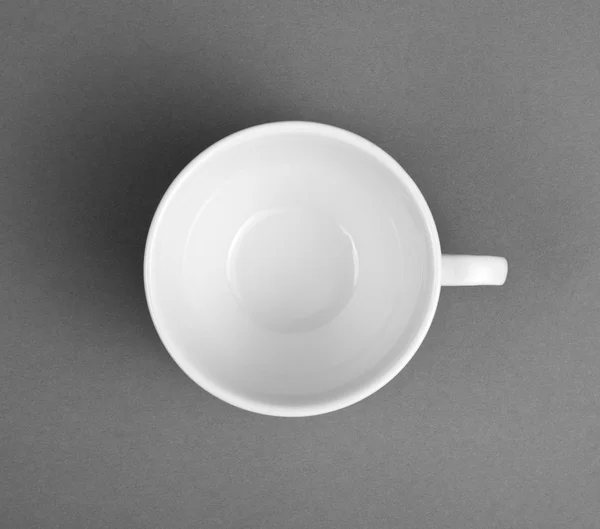 Eine weiße Espressotasse auf grauem Hintergrund — Stockfoto