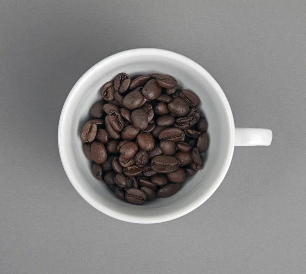 Blick auf die mit Kaffeebohnen gefüllte Tasse. — Stockfoto