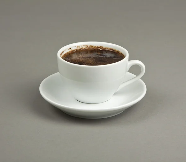 Чашка кофе и блюдце на сером фоне . — стоковое фото