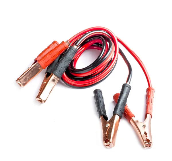 Beyaz arka plan üzerinde izole araba için iki jumper kabloları.