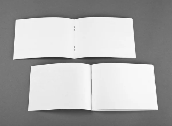 Revista em branco aberta isolada sobre fundo cinza — Fotografia de Stock