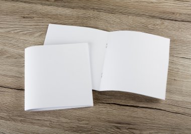 Boş katalog, broşür, dergi, kitap ahşap arka plan üzerinde