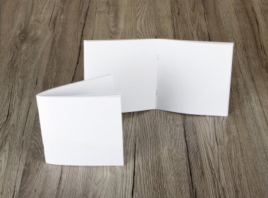 Boş katalog, broşür, dergi, kitap ahşap arka plan üzerinde