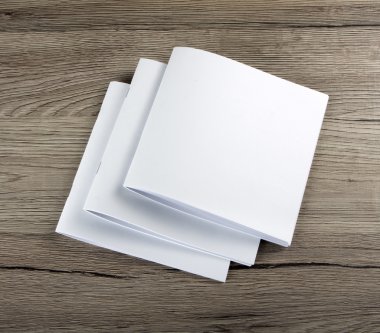 Ahşap arka plan boş broşür dergi 