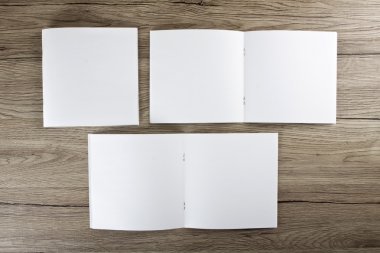 Boş katalog, broşür, dergi, kitap ahşap arka plan üzerinde