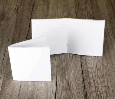 Boş katalog, broşür, dergi, kitap ahşap arka plan üzerinde