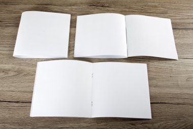 Boş katalog, broşür, dergi, kitap ahşap arka plan üzerinde