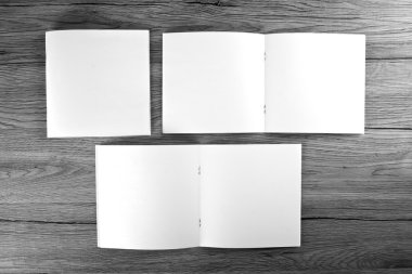 Boş katalog, broşür, dergi, kitap ahşap arka plan üzerinde