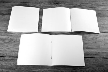 Boş katalog, broşür, dergi, kitap ahşap arka plan üzerinde