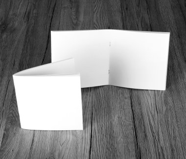 Boş katalog, broşür, dergi, kitap ahşap arka plan üzerinde