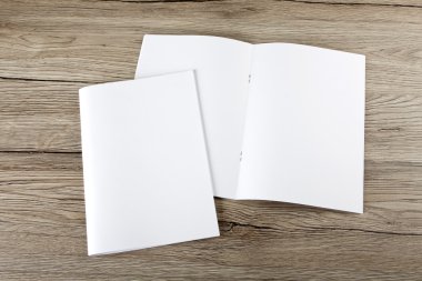 Boş katalog, broşür, dergi, kitap ahşap arka plan üzerinde