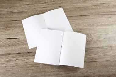 Boş katalog, broşür, dergi, kitap ahşap arka plan üzerinde
