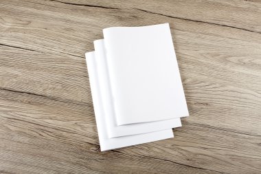 Boş katalog, broşür, dergi, kitap ahşap arka plan üzerinde